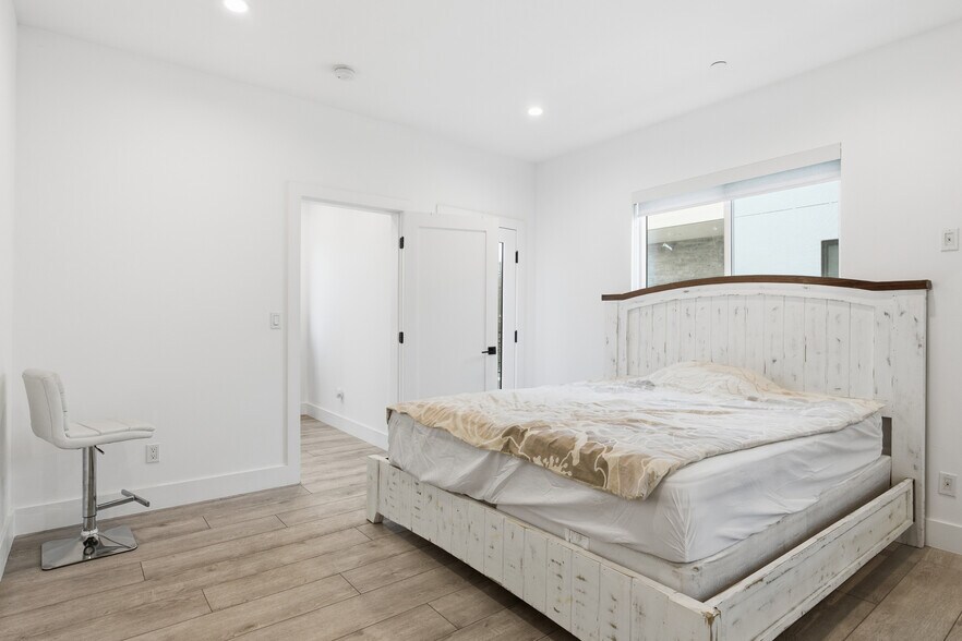 More Photos Of 13822 Oxnard St, Van Nuys Apartments For Sale