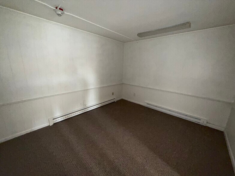 More Photos Of 1019 Farmington Ave, Bristol Office For Lease