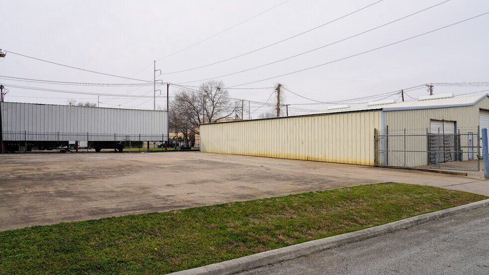 More Photos Of 823 W Broadway Ave, Fort Worth Warehouse For Lease
