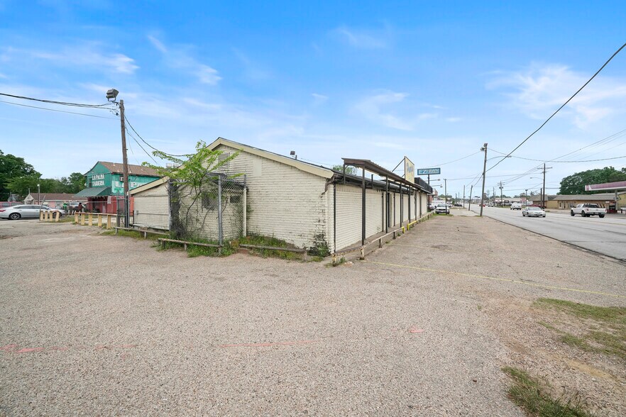 More Photos Of 200 S Frazier St, Conroe Bar For Sale