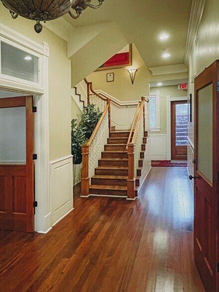 More Photos Of 506 W 14th St, Austin Office Residential For Lease