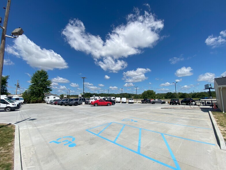 More Photos Of 12542 Veterans Memorial Pky, Wentzville Auto Dealership For Lease