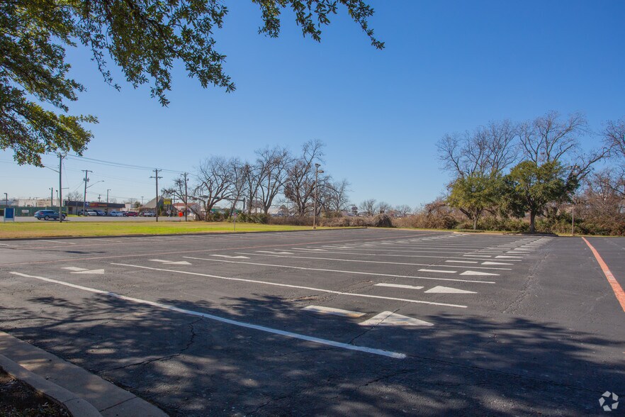 More Photos Of 1221 E Division St, Arlington Freestanding For Lease