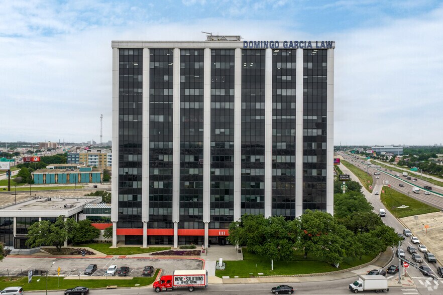 More Photos Of 1111 W Mockingbird Ln, Dallas Office For Lease