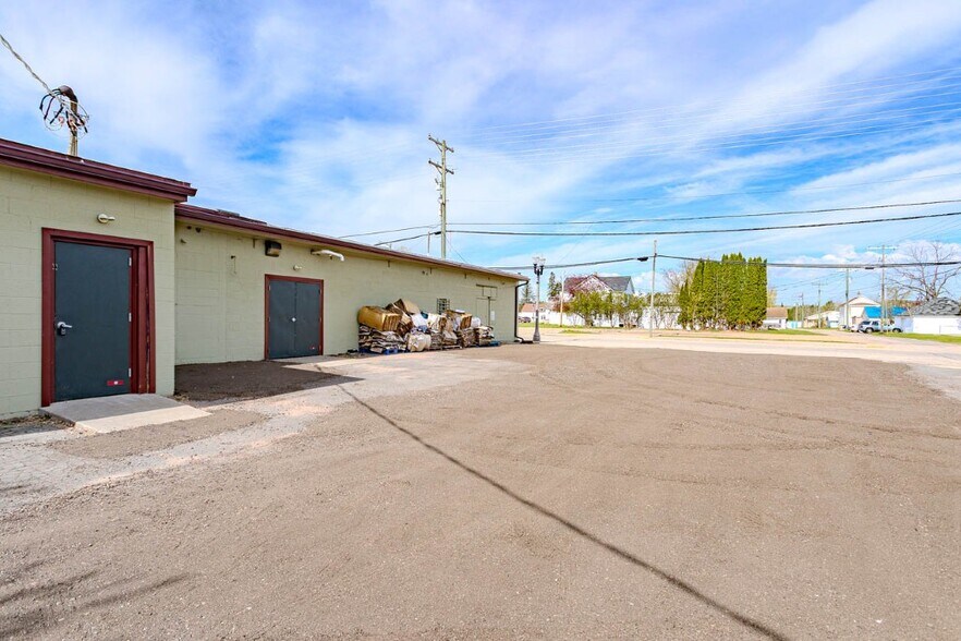 More Photos Of 234 Cedar St, Tigerton Supermarket For Sale