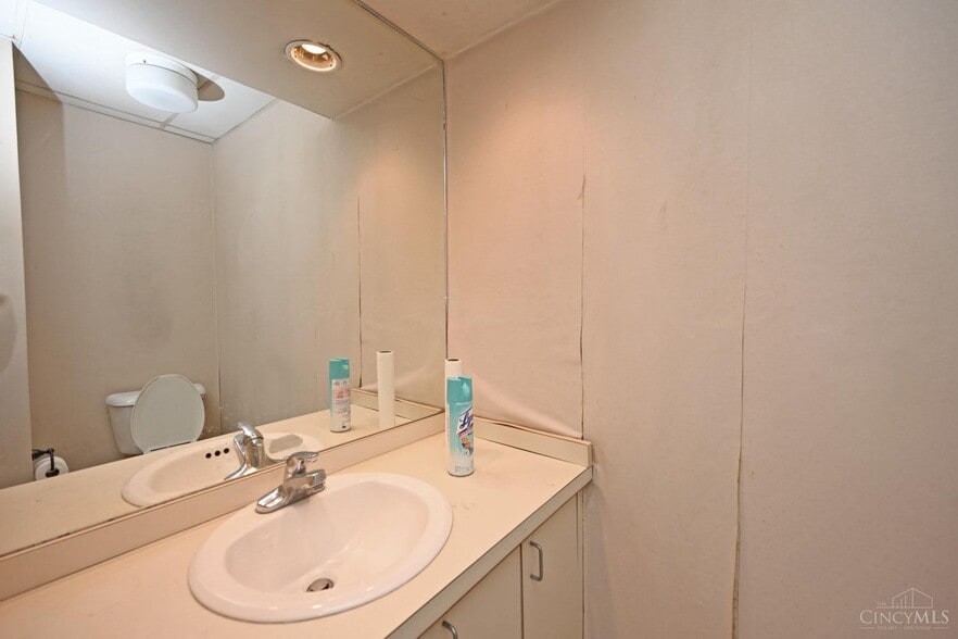 More Photos Of 910 Barry Ln, Cincinnati Medical For Lease