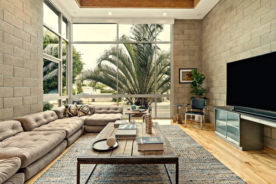 More Photos Of 631 N Larchmont Blvd, Los Angeles Office Residential For Sale