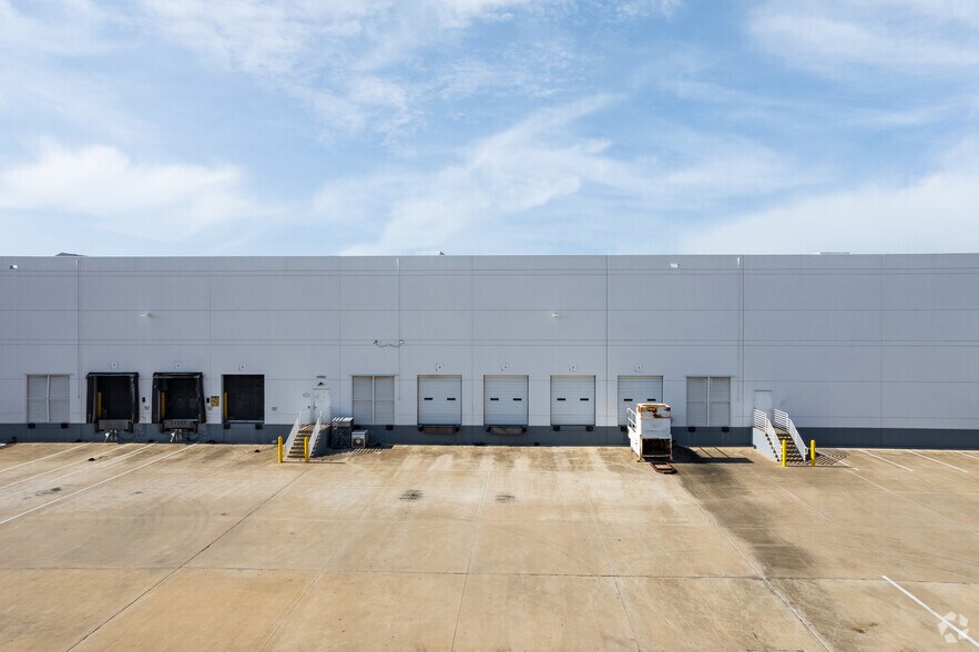 More Photos Of 5300 Alliance Gateway Fwy, Fort Worth Warehouse For Lease
