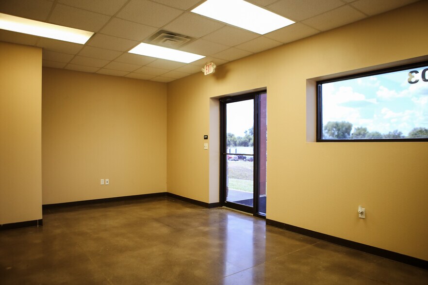 More Photos Of 2103 Longwood Dr, Brenham Warehouse For Lease