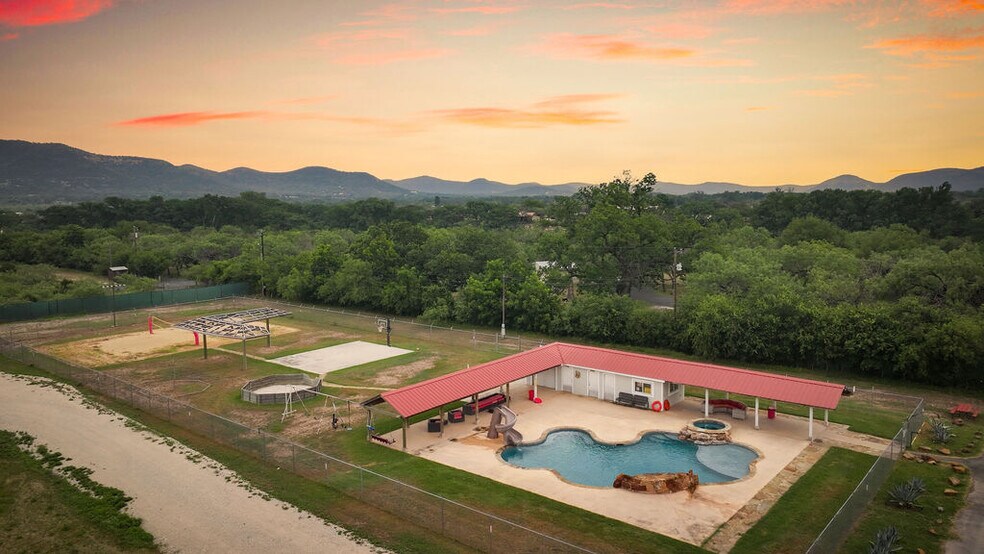 More Photos Of 7070 S US Highway 83, Concan Hotel For Sale