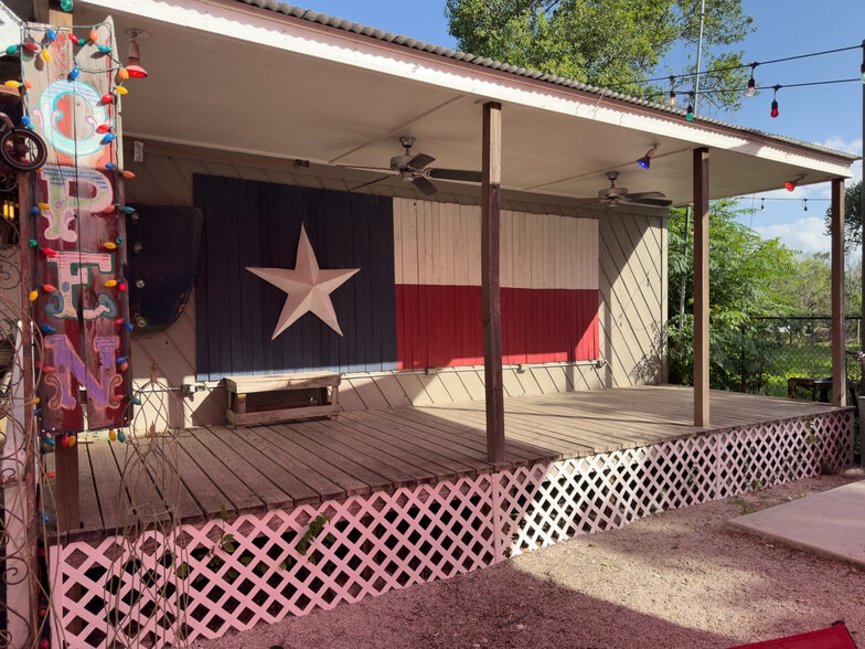 More Photos Of 1706 Hunter Rd, New Braunfels Storefront For Sale