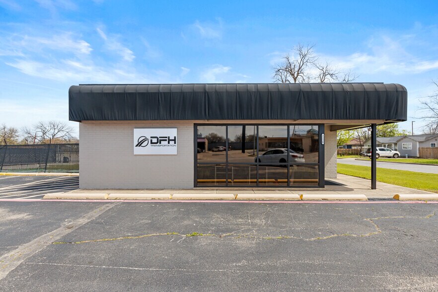 More Photos Of 3330 N Beach St, Haltom City Showroom For Sale