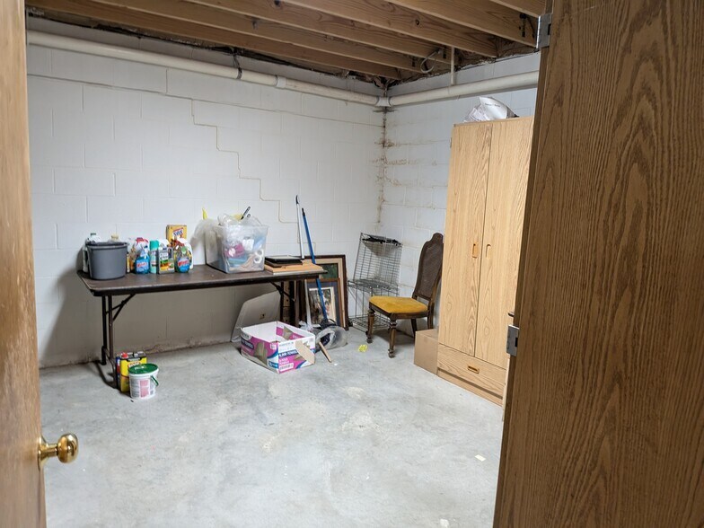 More Photos Of 380 Browns Ln, Coshocton Office For Lease