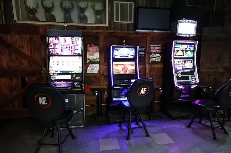 More Photos Of 111 W Adams St, Pittsfield Bar For Sale