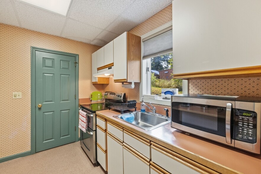 More Photos Of 214 Lake St, Bristol Office For Sale