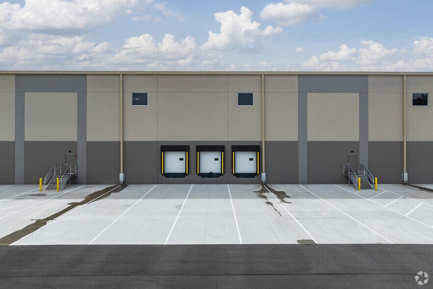 More Photos Of 410 Tradeport Dr, Summerville Unknown For Lease