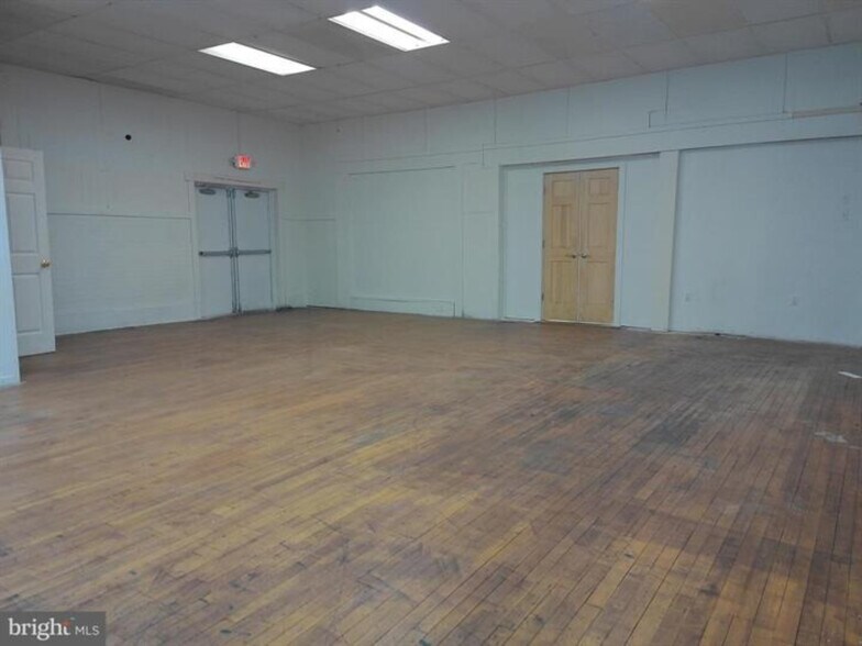 More Photos Of 2 W Market St, Gratz Storefront Retail Residential For Lease