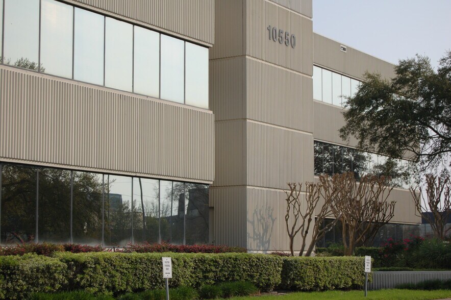 More Photos Of 10550 Richmond Ave, Houston Office For Sale