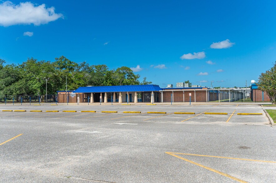 More Photos Of 320 E Miracle Strip Pky, Mary Esther General Retail For Sale