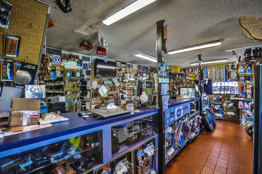 More Photos Of 2112 NW 36th St, Miami Auto Repair For Sale