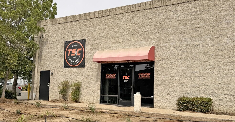 Primary Photo Of 41625 Enterprise Cir S, Temecula General Retail For Lease