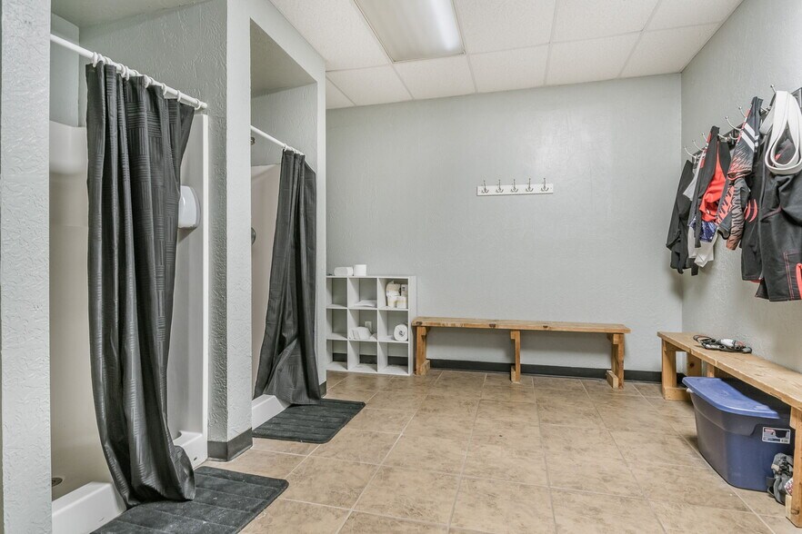 More Photos Of 5740 Canyon Dr, Amarillo Warehouse For Sale