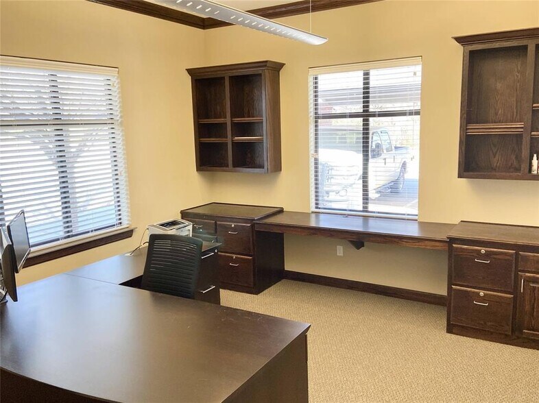 More Photos Of 917 Cedar Lake Blvd, Oklahoma City Office For Lease