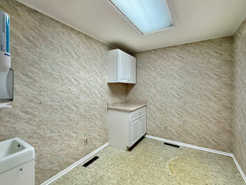 More Photos Of 420 Durant St, South Hill Office For Sale