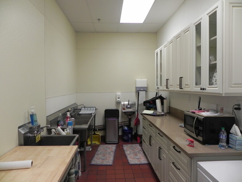 More Photos Of 2083 Orange Tree Ln, Redlands Freestanding For Lease