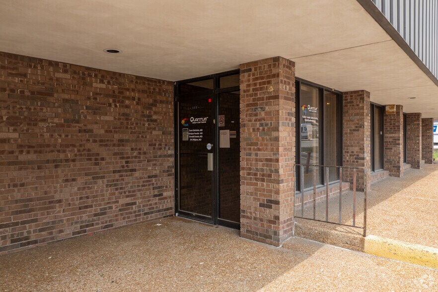 More Photos Of 111 W Lincoln St, Belleville Office For Sale