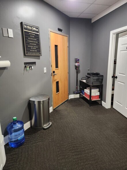 More Photos Of 743 Columbia Tpke, East Greenbush Medical For Lease