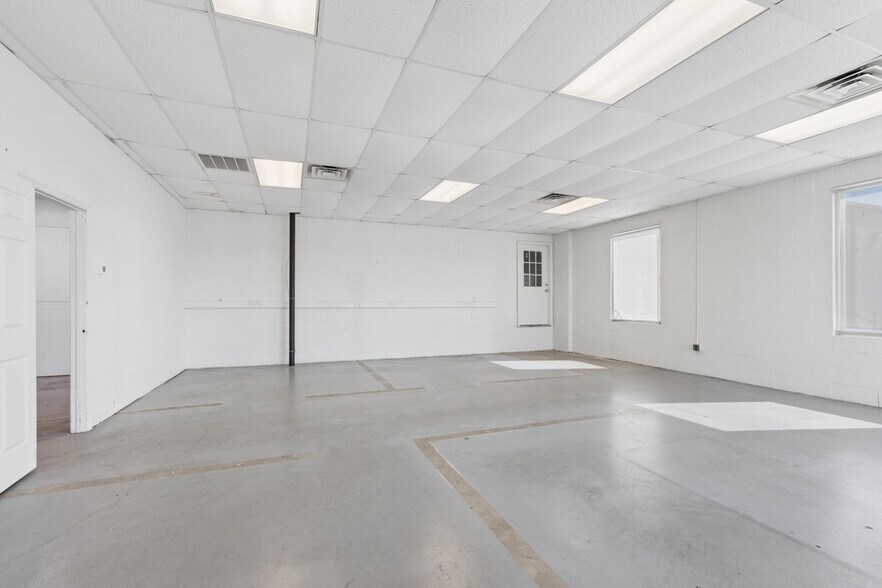 More Photos Of 216 Hartmann Dr, Lebanon Distribution For Lease