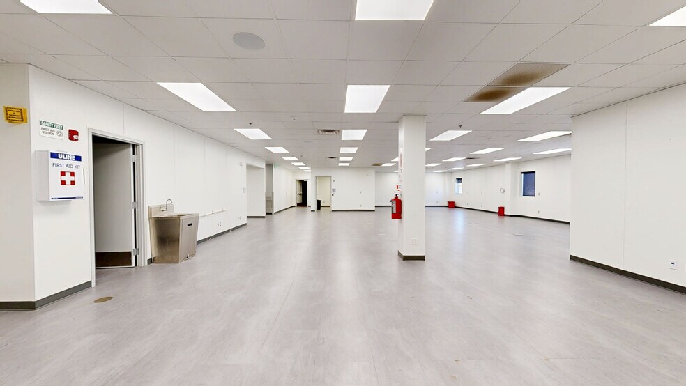 More Photos Of 200 Enterprise Dr, Pekin Light Distribution For Sale