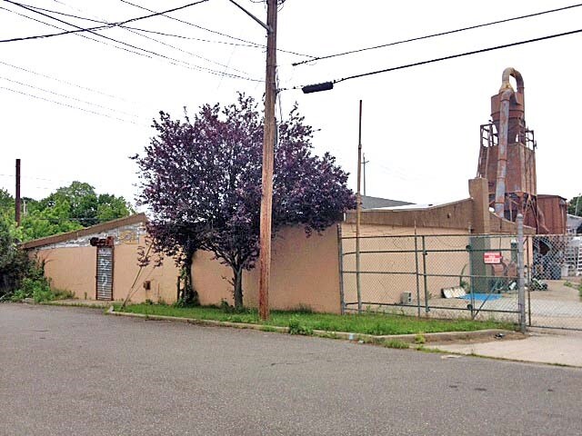 More Photos Of 2 Rossmore Ave, Central Islip Warehouse For Lease