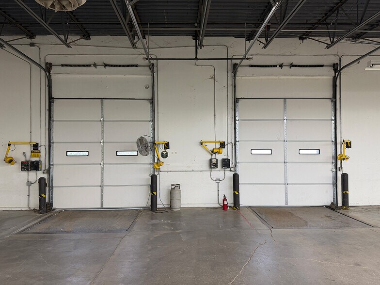 More Photos Of 6201 E 43rd St, Tulsa Manufacturing For Lease
