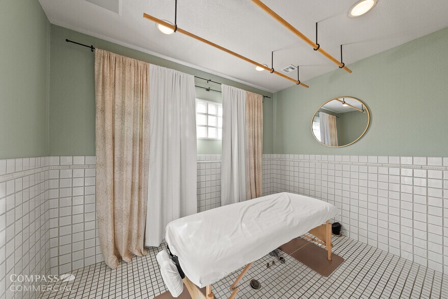 More Photos Of 125 NW Wall St, Bend Health Club For Lease