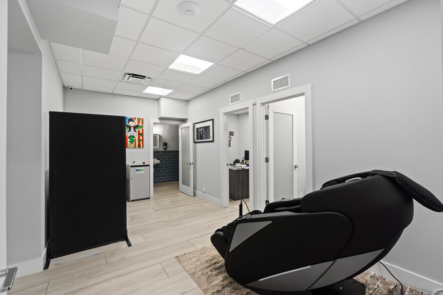 More Photos Of 3655 N Dixie Hwy, Oakland Park General Retail For Sale