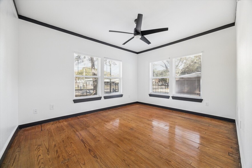 More Photos Of 5235 E 5th St, Katy Flex For Sale