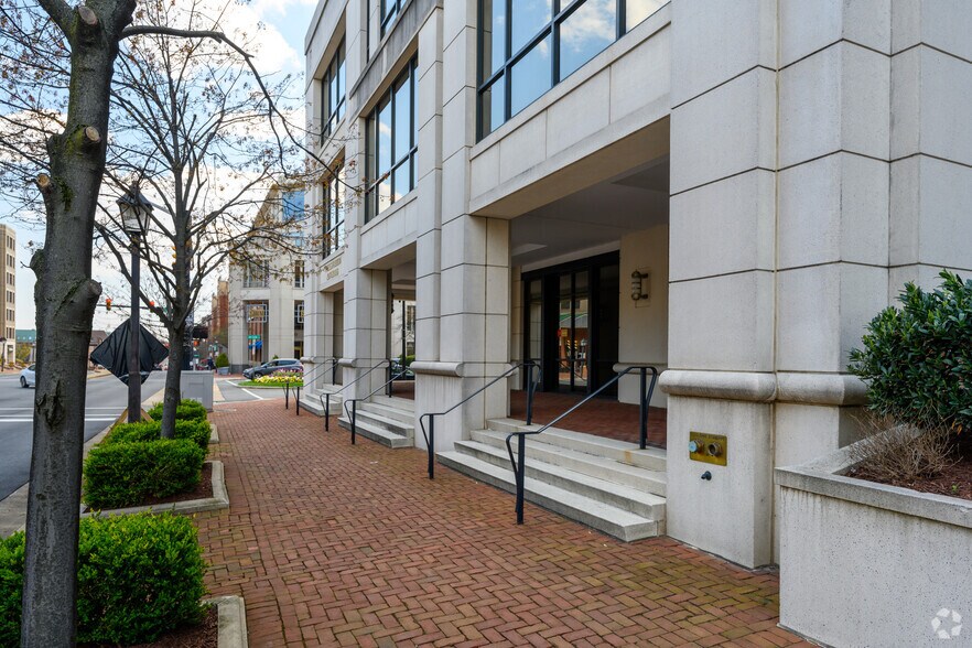 More Photos Of 1900 Duke St, Alexandria Office For Lease
