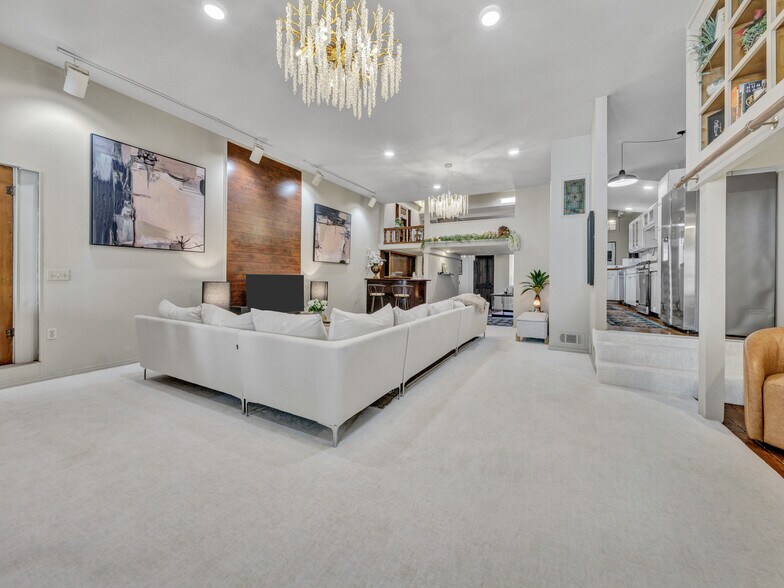 More Photos Of 106 W Main St, Pilot Point Storefront For Sale