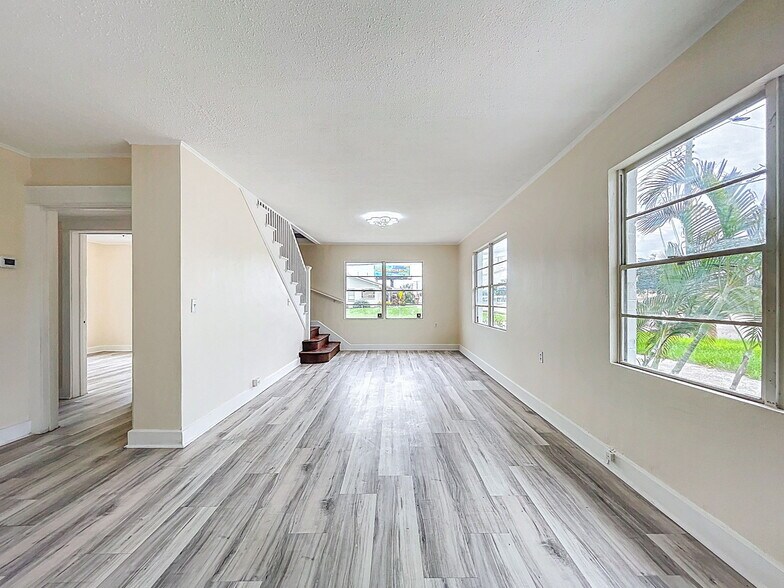 More Photos Of 301 N US Highway 41, Ruskin Office Residential For Lease