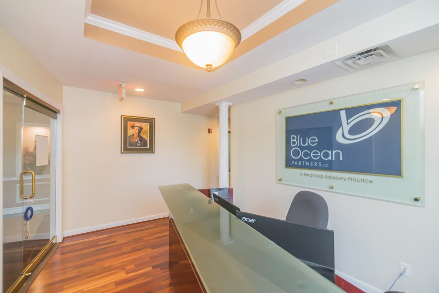 More Photos Of 410 Pine St SE, Vienna Office For Lease