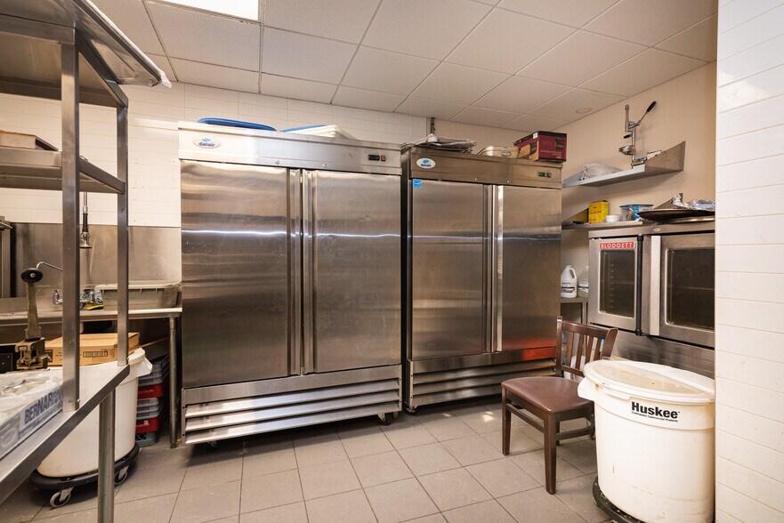 More Photos Of 2464-2466 St Bélanger, Montréal General Retail For Sale