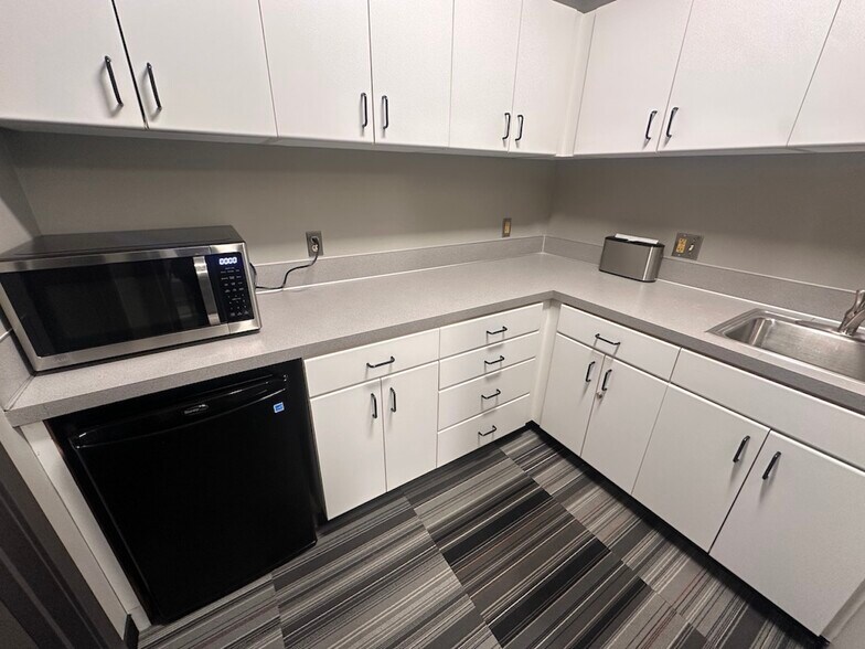 More Photos Of 4595 Broadmoor Ave SE, Grand Rapids Light Manufacturing For Lease