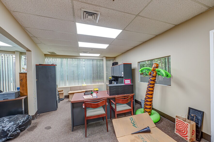 More Photos Of 30 Crossways E, Bohemia Manufacturing For Lease