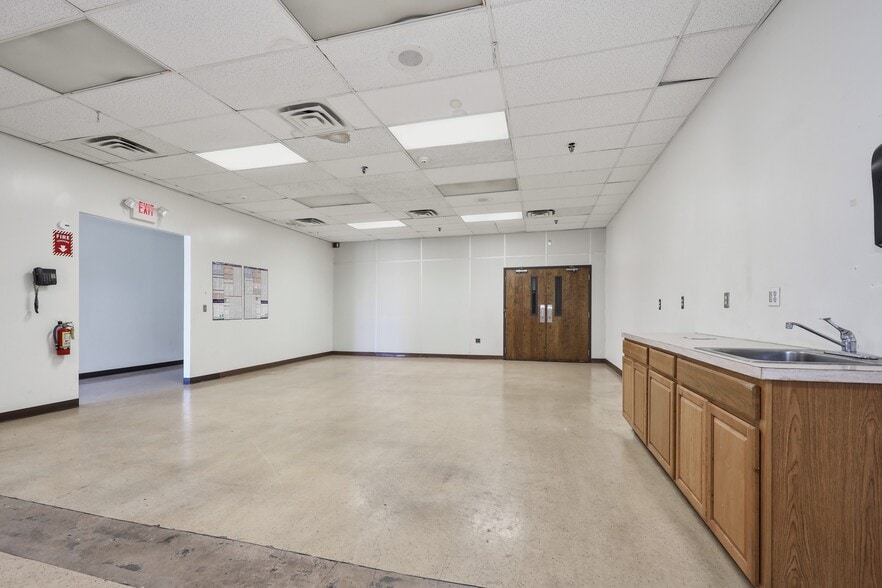 More Photos Of 562 Captain Neville Dr, Waterbury Manufacturing For Lease