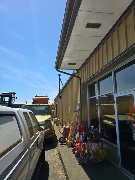 More Photos Of 2121 Commerce St, Aberdeen Industrial For Sale