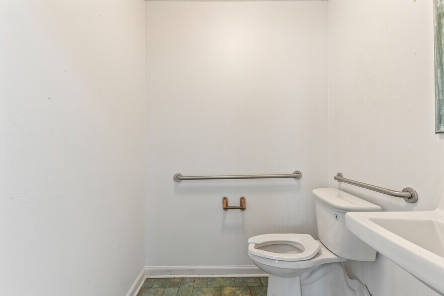 More Photos Of 260 S Marion Ave, Lake City Medical For Lease