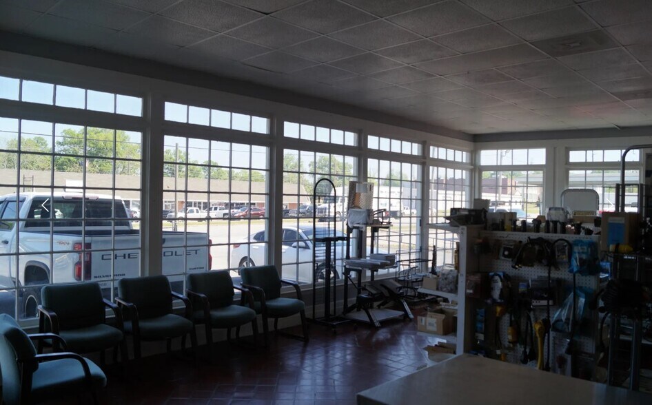 More Photos Of 225 W Hill St, Thomson Industrial For Sale