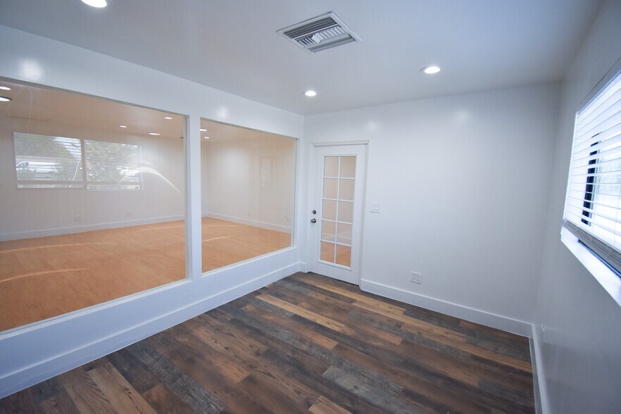 More Photos Of 19709 Ventura Blvd, Woodland Hills Office For Lease